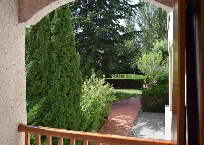 Acogedor Con Piscina Compartida Y Opción A Parking