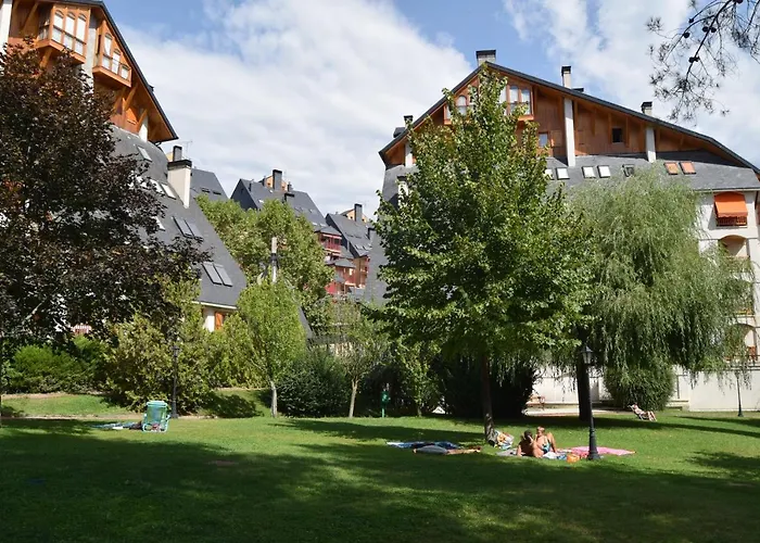 Acogedor Con Piscina Compartida Y Opción A Parking Jaca