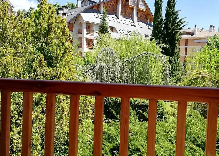 Acogedor Con Piscina Compartida Y Opción A Parking