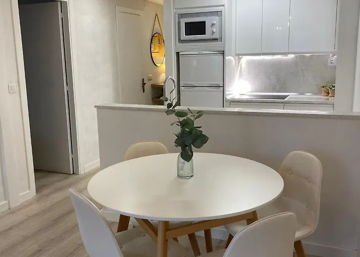 Acogedor Con Piscina Compartida Y Opción A Parking *